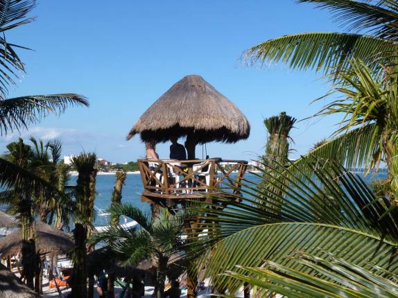 A Ana e a Val em nossa 'mesa com vista para o mar', em restaurante de Akumal, entre Tulum e Playa del Carmen, no Yucatán, no sul do México
